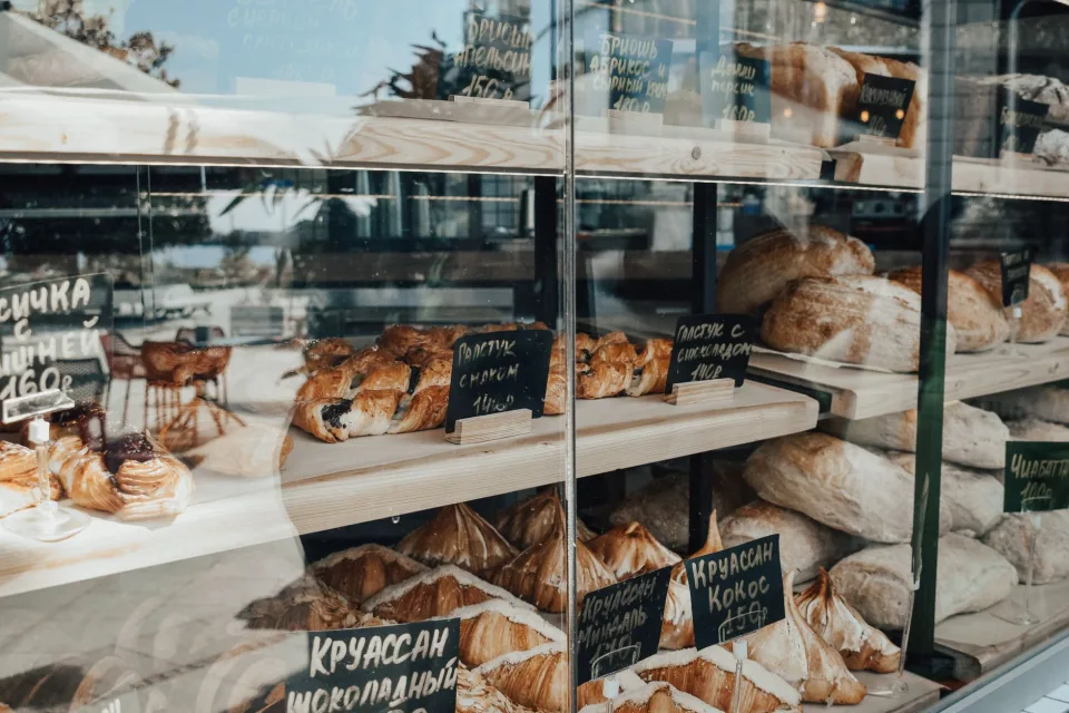 Khay bánh mới ra lò tại Đồng Tiến Bakery -801 Nguyễn Lương Bằng